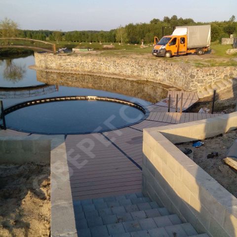 Бассейн в водоеме