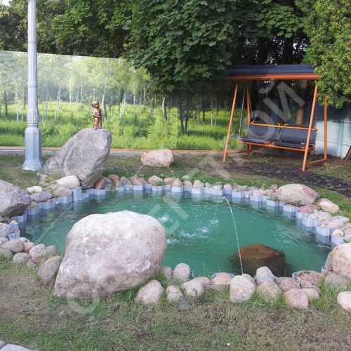 Искусственный водоем с фонтаном. Минск